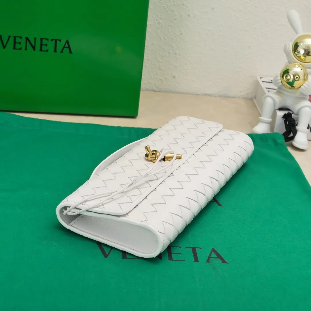 The batch of 1360 BV Andiamo evening handbags has been heavily planted again~ The designer aesthetics in the era of economic downturn are back. I fall in love with it at first sight and can't put it down. It's so beautiful and full of aura. The shape and texture are very competitive. It's light in weight and has sufficient capacity. It's a must-have for fashionistas. It's suitable for many occasions, minimalist, high-end and light luxury. Model No.: 741511 Size: 31*13*3cm